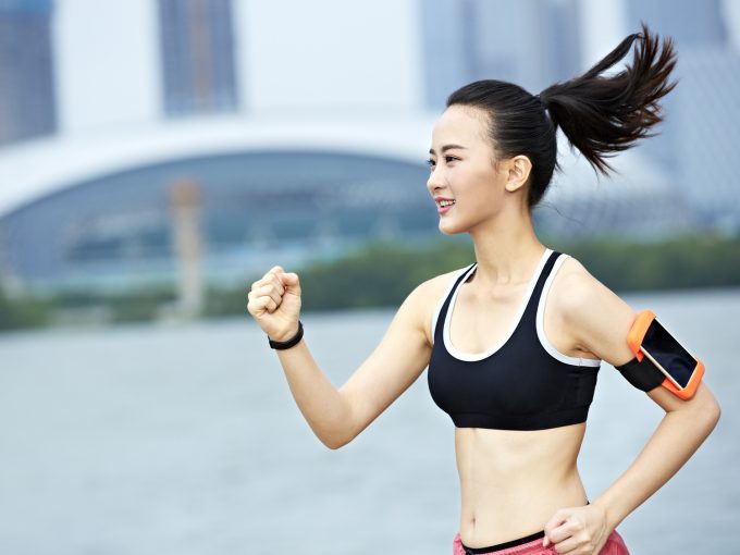 綺麗なフォームで走る女性