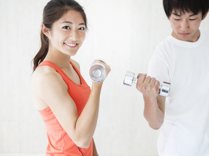 筋トレをする男女