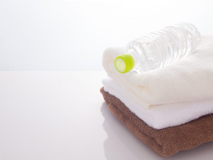 水分補給　お水とタオル