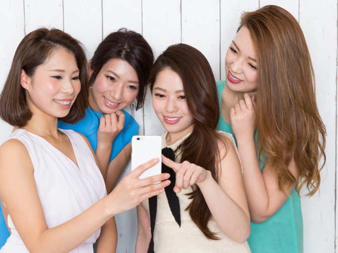 スマートフォンを見る女子