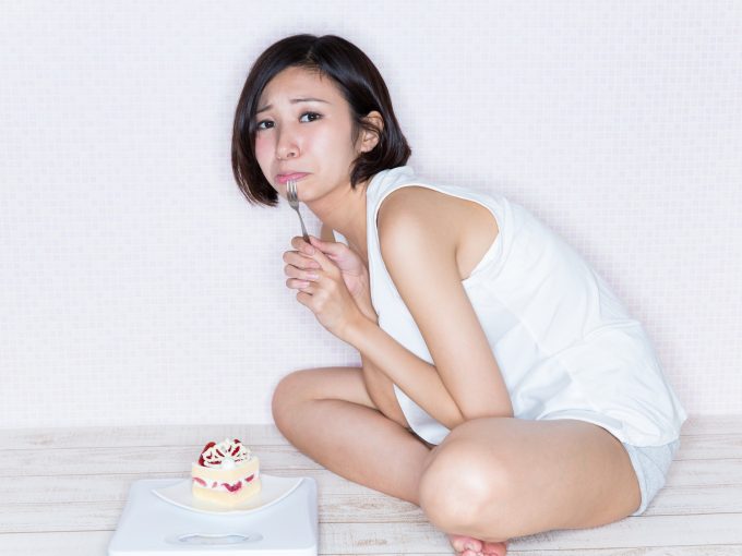 ダイエット中の食事管理をする女性
