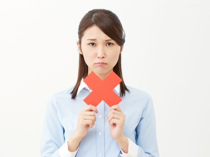 間食ダイエットのNG　×を示す女性