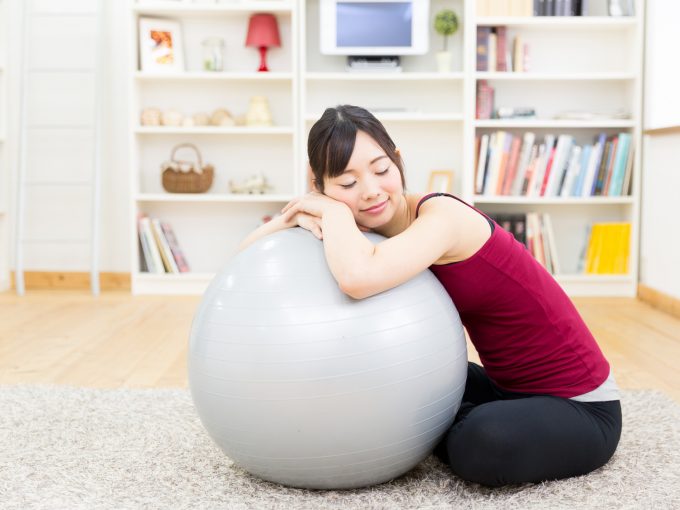 バランスボールダイエットをはじめる女性
