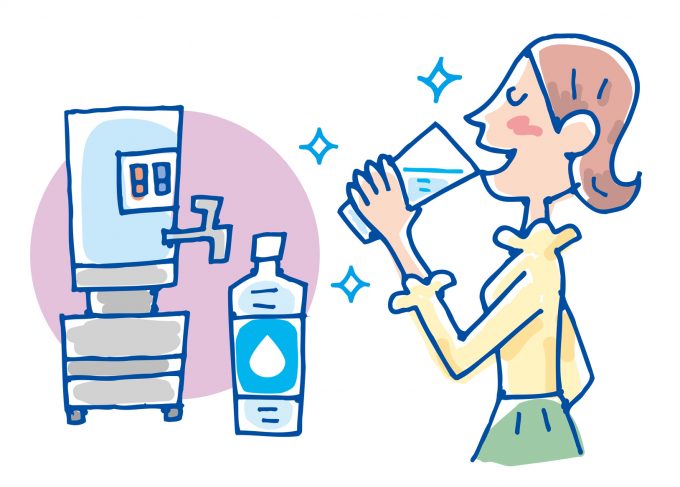 ウォーターサーバーで美味しい水を飲む女性