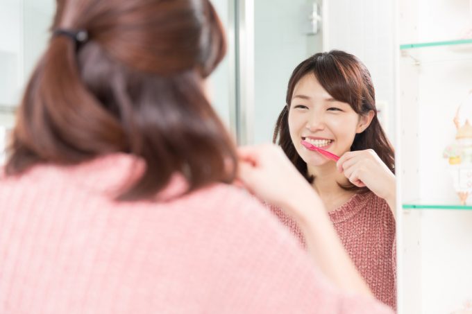 歯磨きをする女性