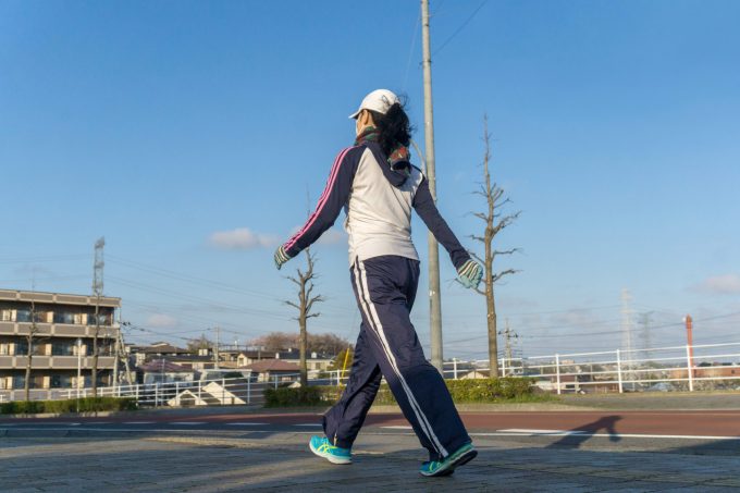 痩せるために歩く女性