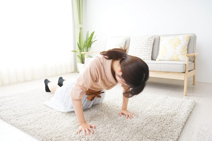 自宅で膝つき筋トレをする女性