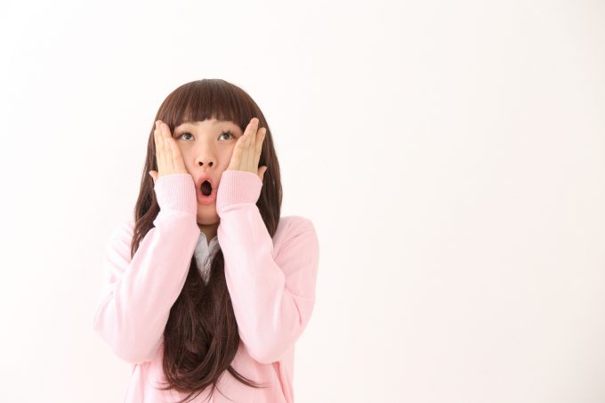 ムンクの叫びをする女性
