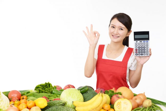 計算機を持つ笑顔の主婦