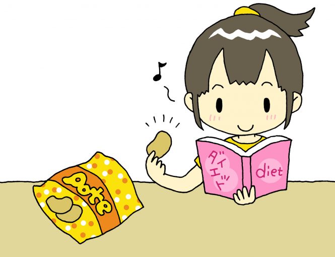 おやつにお菓子を食べる女性