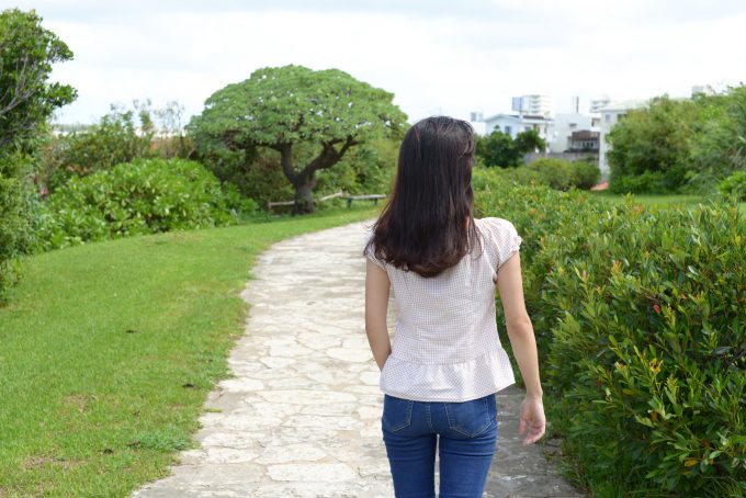 散歩を楽しむ女性