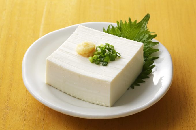 擦り下ろした生姜を豆腐に乗せている
