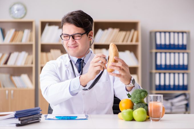カロリーがどのくらいかを調べる男性