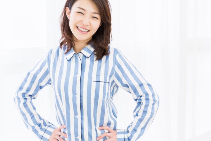 パジャマを着た女性
