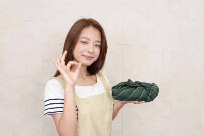 お弁当を持つ女性