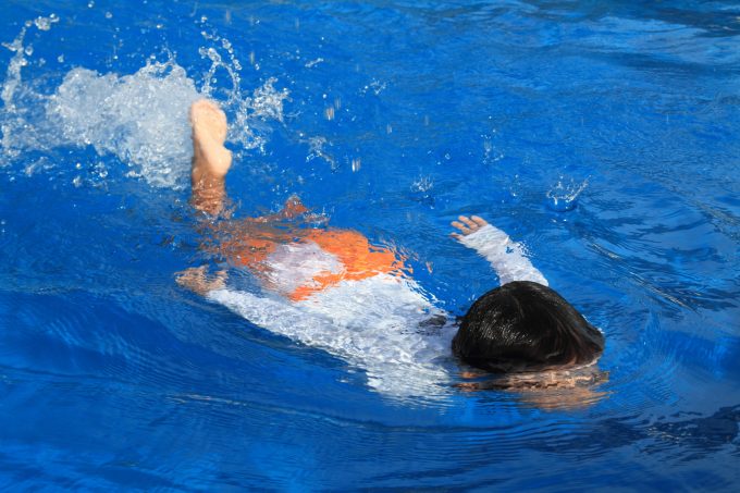 水泳のバタ足をする幼児