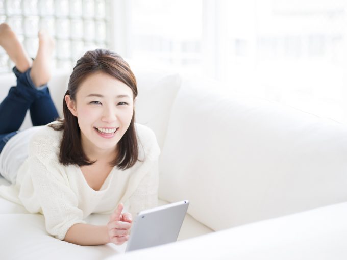 バタ足をしながらタブレットを見る女性
