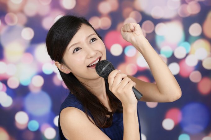 カラオケを楽しむ女性