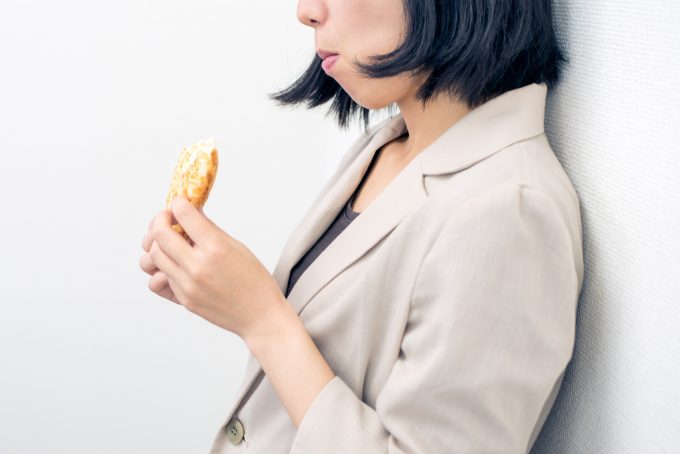 ストレスで食べ過ぎてしまう女性