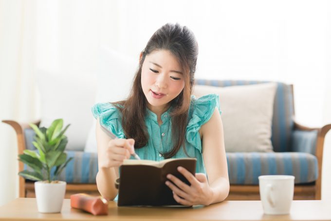 ルールを確認する女性