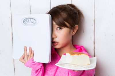 ダイエット中の止まらない食欲が辛い女性