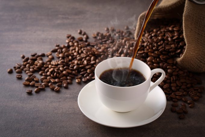 コーヒーを注ぐ様子