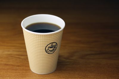 紙コップのコーヒー