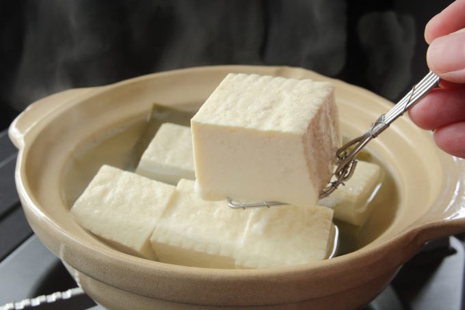 湯豆腐を一つもつスプーン