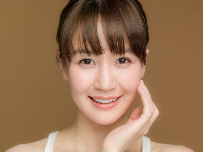 すっきりしたフェイスラインになった女性
