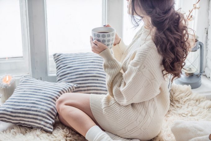 バターコーヒーを飲む女性