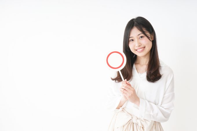 効果を伝える女性