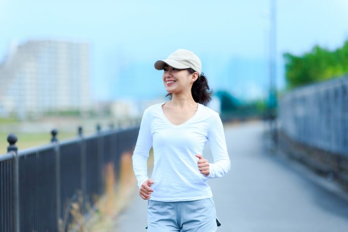 30代女性がウォーキングをする様子