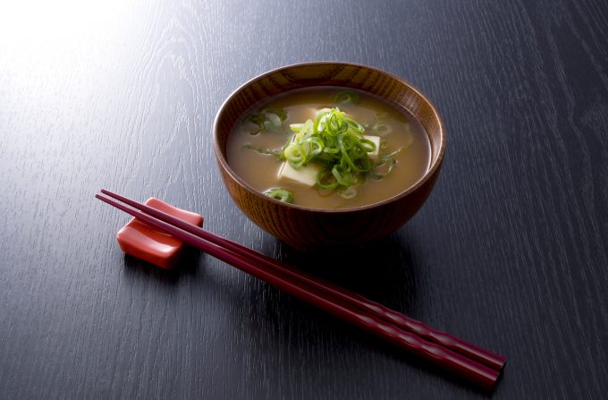 黒木目背景のみそ汁と箸