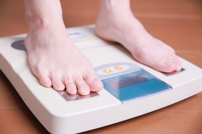 体重計に乗る女性　体脂肪計がついているモデル