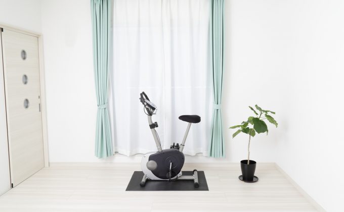 家庭用のエアロバイクをマットを敷いて置いた様子