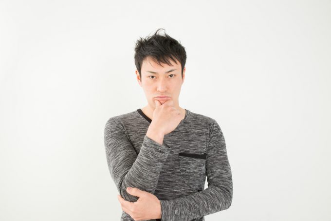 考える男性