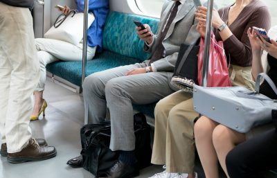 通勤電車でダイエットをする女性