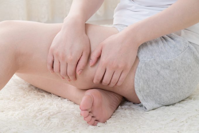 セルフマッサージをする女性、太もも、もも、足