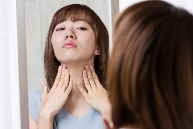 顔・首のマッサージをする女性