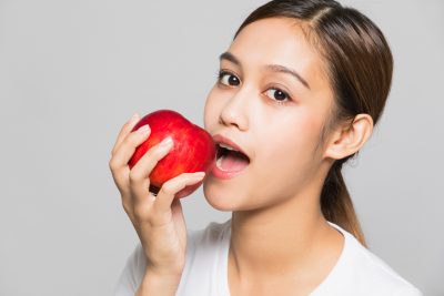 りんごを食べる女性