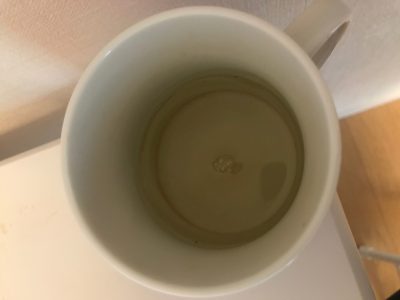 黒酢で元気を実際にコップに入れて飲むところ