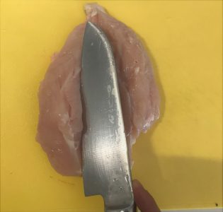 片側の肉の厚みを半分に切り開く