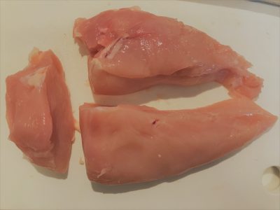 横に半分に切った鶏胸肉